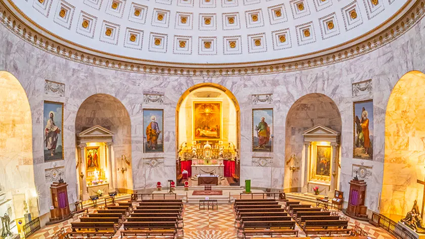 L’interno del Tempio canoviano di Possagno, ora chiuso per la caduta dell’intonaco