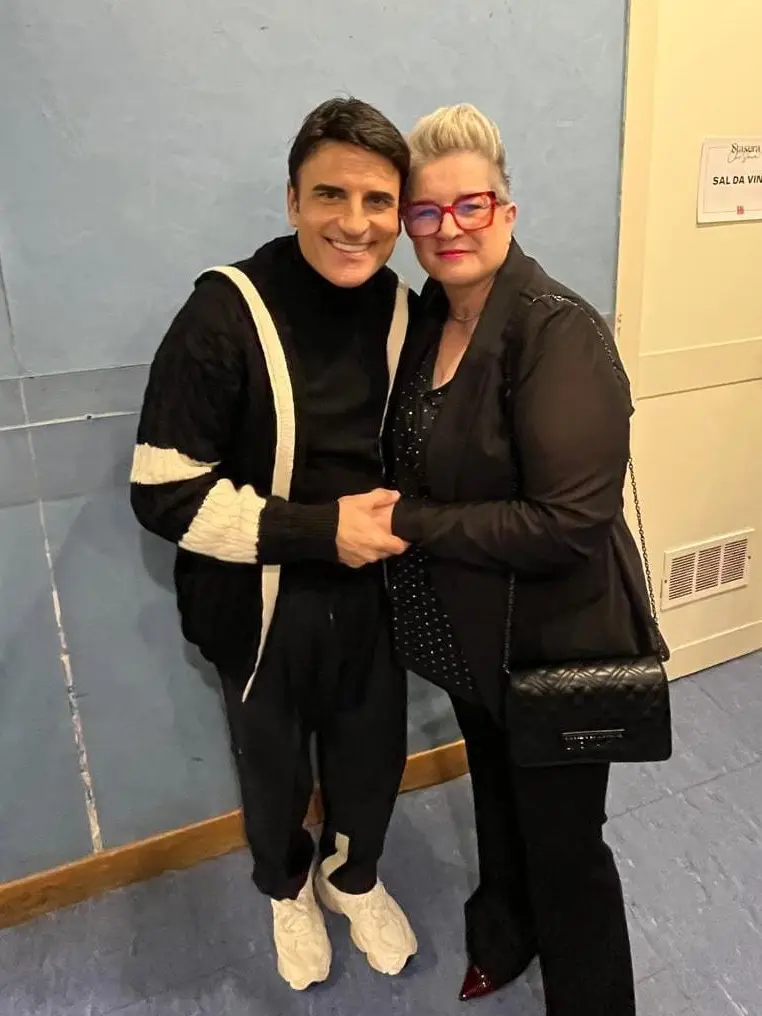 Isa Rovedo e Sal Da Vinci nel backstage del concerto del cantante napoletano