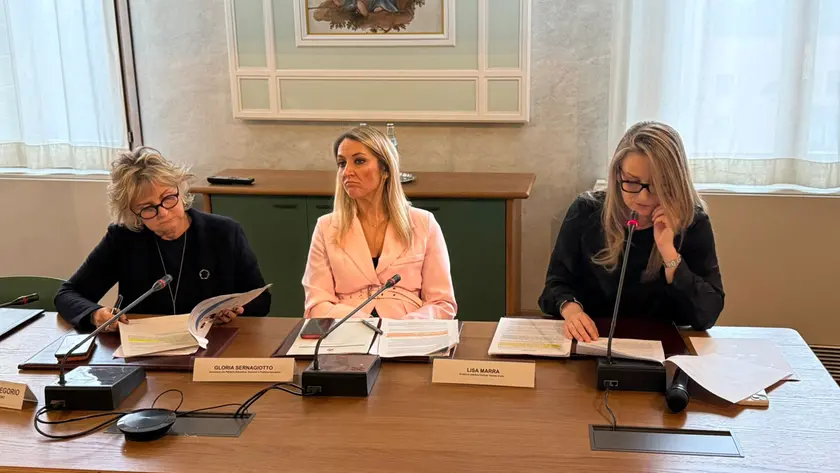 La presentazione dell'ottava edizione del Festival Treviso Giallo: da sinistra l'assessora alla cultura Maria Teresa De Gregorio, Gloria Sernagiotto assessora alla scuola e Lisa Marra, organizzatrice