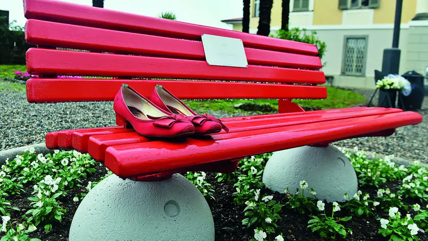 Una panchina rossa, simbolo della violenza sulle donne