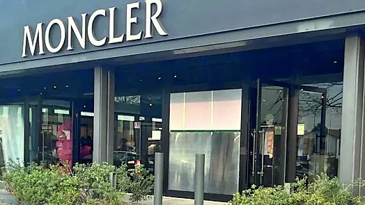 La vetrata infranta allo store Moncler di Trebaseleghe