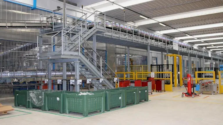 Una linea di produzione dell'Acqua Vera