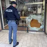 I danni alla vetrina delle Officine Gianeletti a Padova