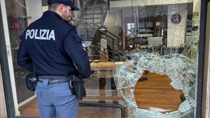 I danni alla vetrina delle Officine Gianeletti a Padova