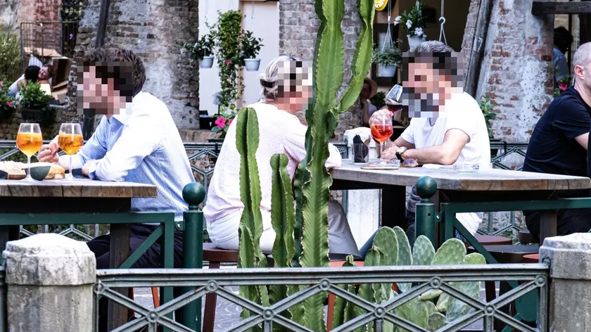 I tavolini all'esterno del locale Turboragazzi di Treviso