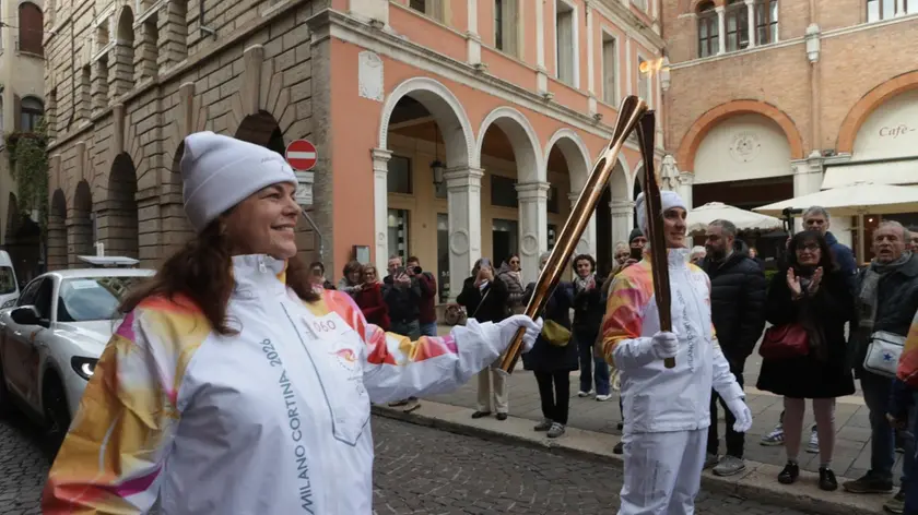 Il passaggio della fiamma paralimpica (Foto Mattiuzzo)