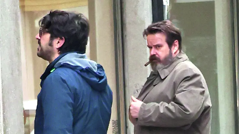 Giuseppe Battiston durante le riprese della prima serie dell’ispettore Stucky in città,