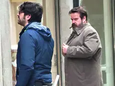 Giuseppe Battiston durante le riprese della prima serie dell’ispettore Stucky in città,