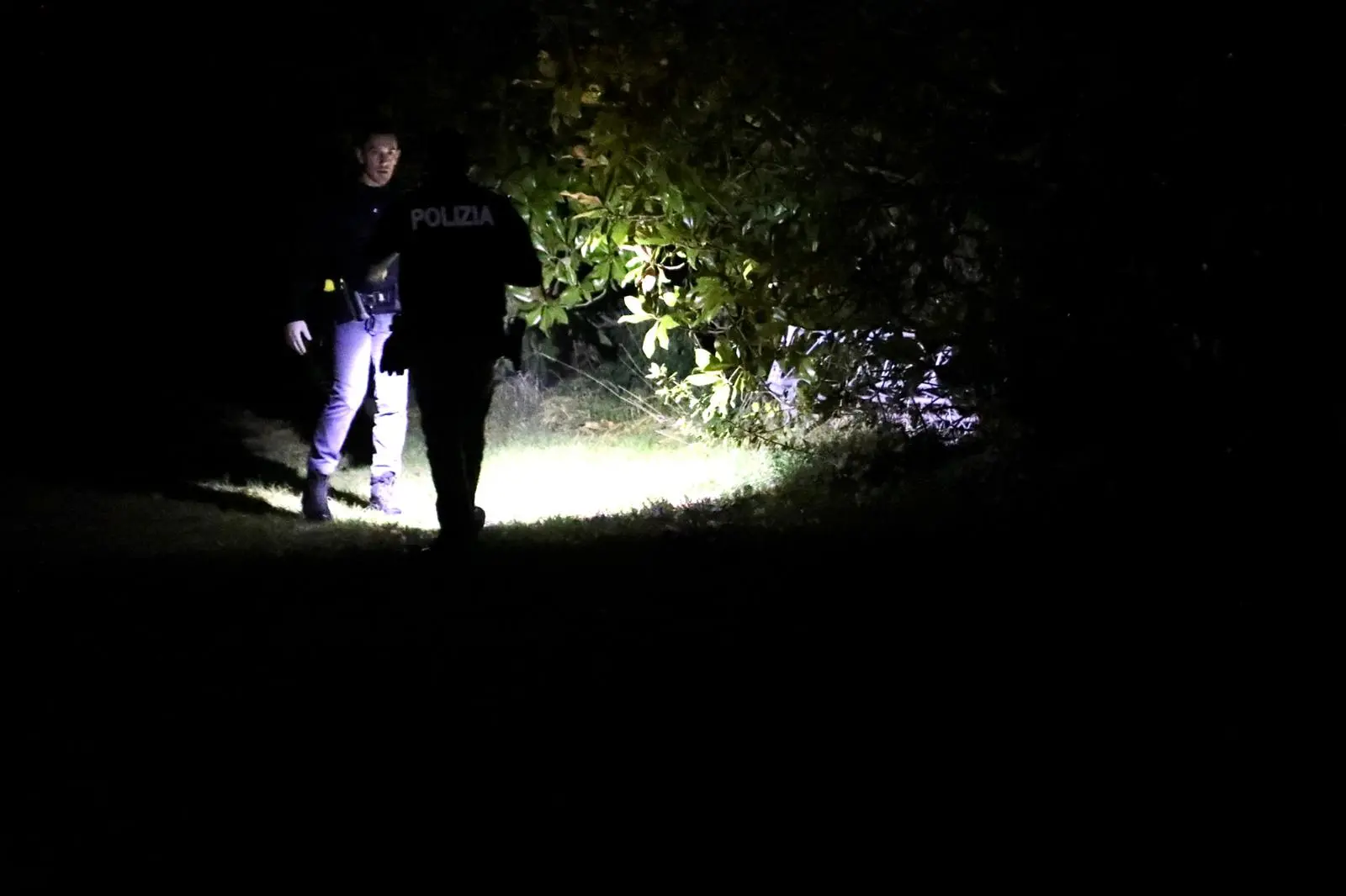 "Mario Ruoso è stato ucciso con un corpo contundente alla testa". Lo ha detto il Procuratore di Pordenone, Pietro Montrone, uscendo dall'abitazione del patron di TelePordenone, al termine del sopralluogo con la polizia scientifica. La vittima sarebbe stata presa a sprangate e la morte risalirebbe al pomeriggio del 4 marzo. Sull'esito delle indagini c'è il massimo riserbo: l'unica cosa filtrata da ambienti investigativi è che "c'è stata una mattanza". L'assassino avrebbe infierito ripetutamente sul corpo dell'anziano imprenditore. Ecco le immagini della polizia alla ricerca della possibile arma sul luogo del delitto (Foto Ambrosio/Petrussi)