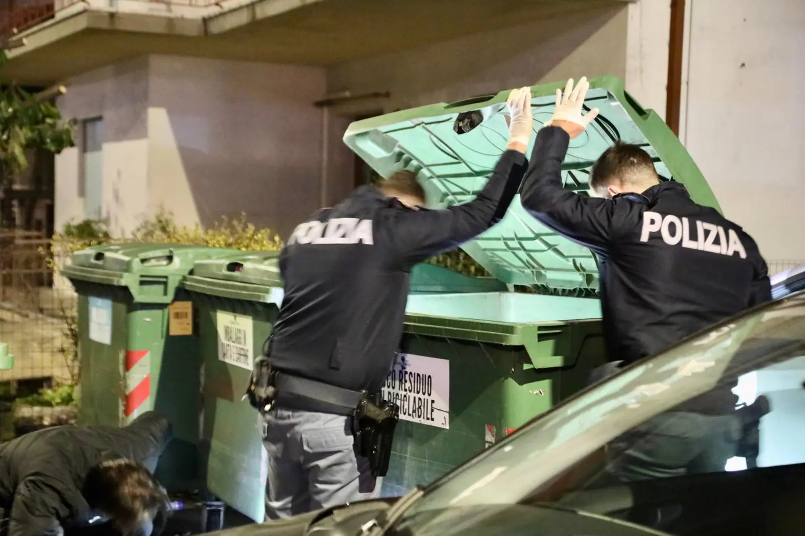 "Mario Ruoso è stato ucciso con un corpo contundente alla testa". Lo ha detto il Procuratore di Pordenone, Pietro Montrone, uscendo dall'abitazione del patron di TelePordenone, al termine del sopralluogo con la polizia scientifica. La vittima sarebbe stata presa a sprangate e la morte risalirebbe al pomeriggio del 4 marzo. Sull'esito delle indagini c'è il massimo riserbo: l'unica cosa filtrata da ambienti investigativi è che "c'è stata una mattanza". L'assassino avrebbe infierito ripetutamente sul corpo dell'anziano imprenditore. Ecco le immagini della polizia alla ricerca della possibile arma sul luogo del delitto (Foto Ambrosio/Petrussi)