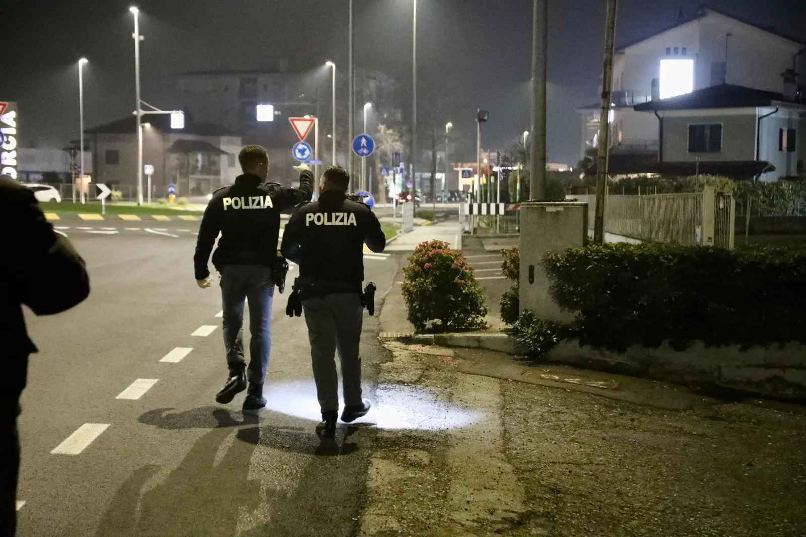 "Mario Ruoso è stato ucciso con un corpo contundente alla testa". Lo ha detto il Procuratore di Pordenone, Pietro Montrone, uscendo dall'abitazione del patron di TelePordenone, al termine del sopralluogo con la polizia scientifica. La vittima sarebbe stata presa a sprangate e la morte risalirebbe al pomeriggio del 4 marzo. Sull'esito delle indagini c'è il massimo riserbo: l'unica cosa filtrata da ambienti investigativi è che "c'è stata una mattanza". L'assassino avrebbe infierito ripetutamente sul corpo dell'anziano imprenditore. Ecco le immagini della polizia alla ricerca della possibile arma sul luogo del delitto (Foto Ambrosio/Petrussi)