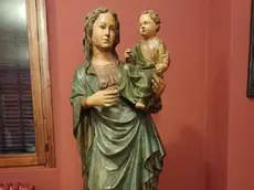 La statua della Madonna con Bambino che è stata recuperata dai carabinieri
