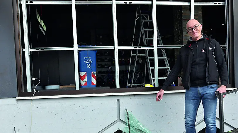 Marco Rella, titolare del Km261 Bike Store di via Sant’Antonino, mostra i danni dopo la spaccata.