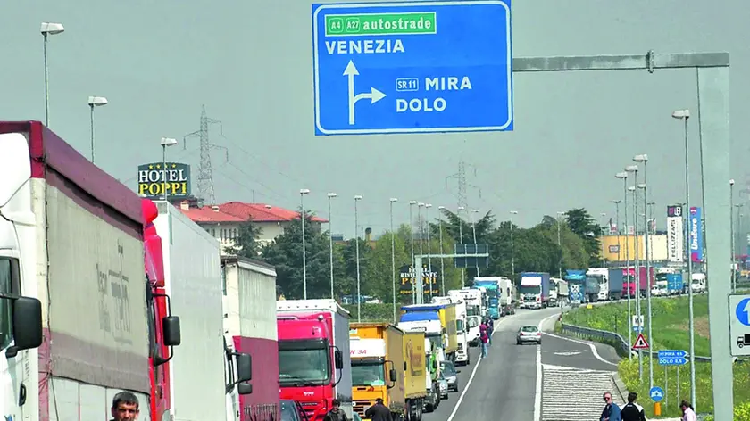 Tir in coda sulla Romea