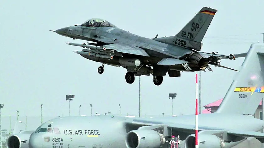 Un caccia americano al decollo dalla pista della base Usaf di Aviano (Pordenone)