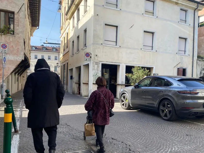 Via il plateatico a Turboragazzi e le auto parcheggiano