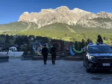 Una pattuglia dell’Arma davanti ai simboli dei Giochi esposti a Cortina