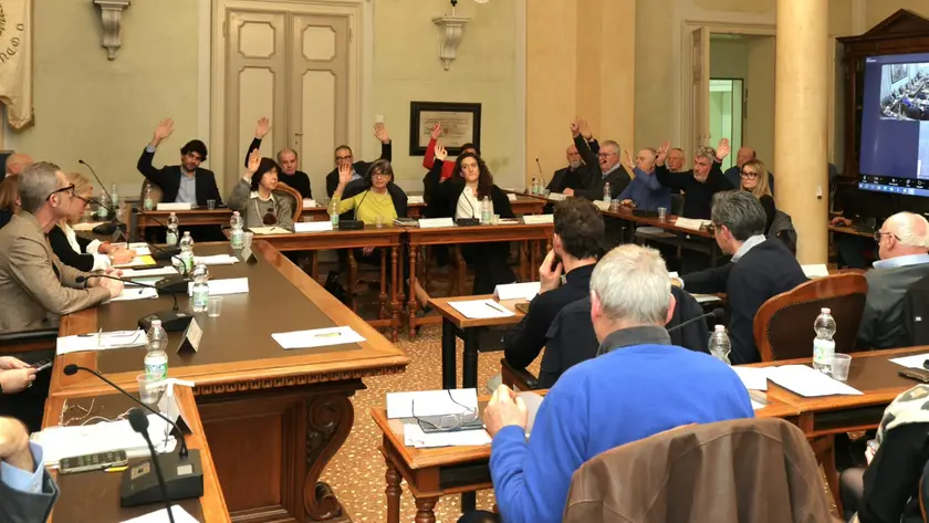 Il consiglio comunale di Castelfranco: una delle sedute senza maggioranza sulla decadenza di Marcon