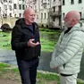 Alberto Cavasin durante l’intervista con Domenico Basso sulla panchina sulla riva del Cagnan