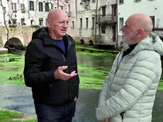 Alberto Cavasin durante l’intervista con Domenico Basso sulla panchina sulla riva del Cagnan