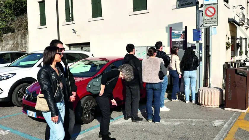 Code e molti dubbi ieri davanti ai parcometri della città per sistemi in tilt e difficoltà di pagamento. Sopra i nuovi cartelli