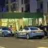 La polizia ieri sera all’esterno del locale, dopo la segnalazione di tensioni tra i suoi avventori