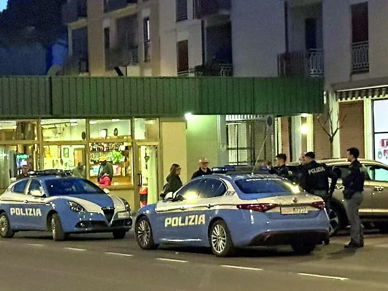 La polizia ieri sera all’esterno del locale, dopo la segnalazione di tensioni tra i suoi avventori