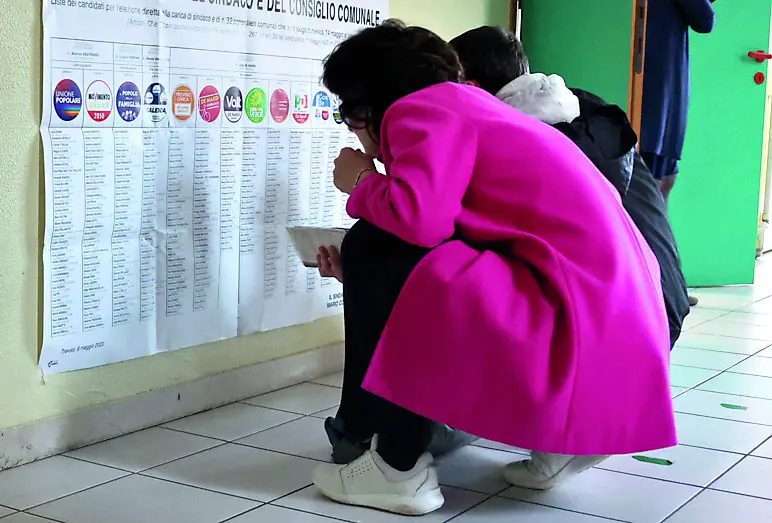 Elettori al seggio in una precedente consultazione