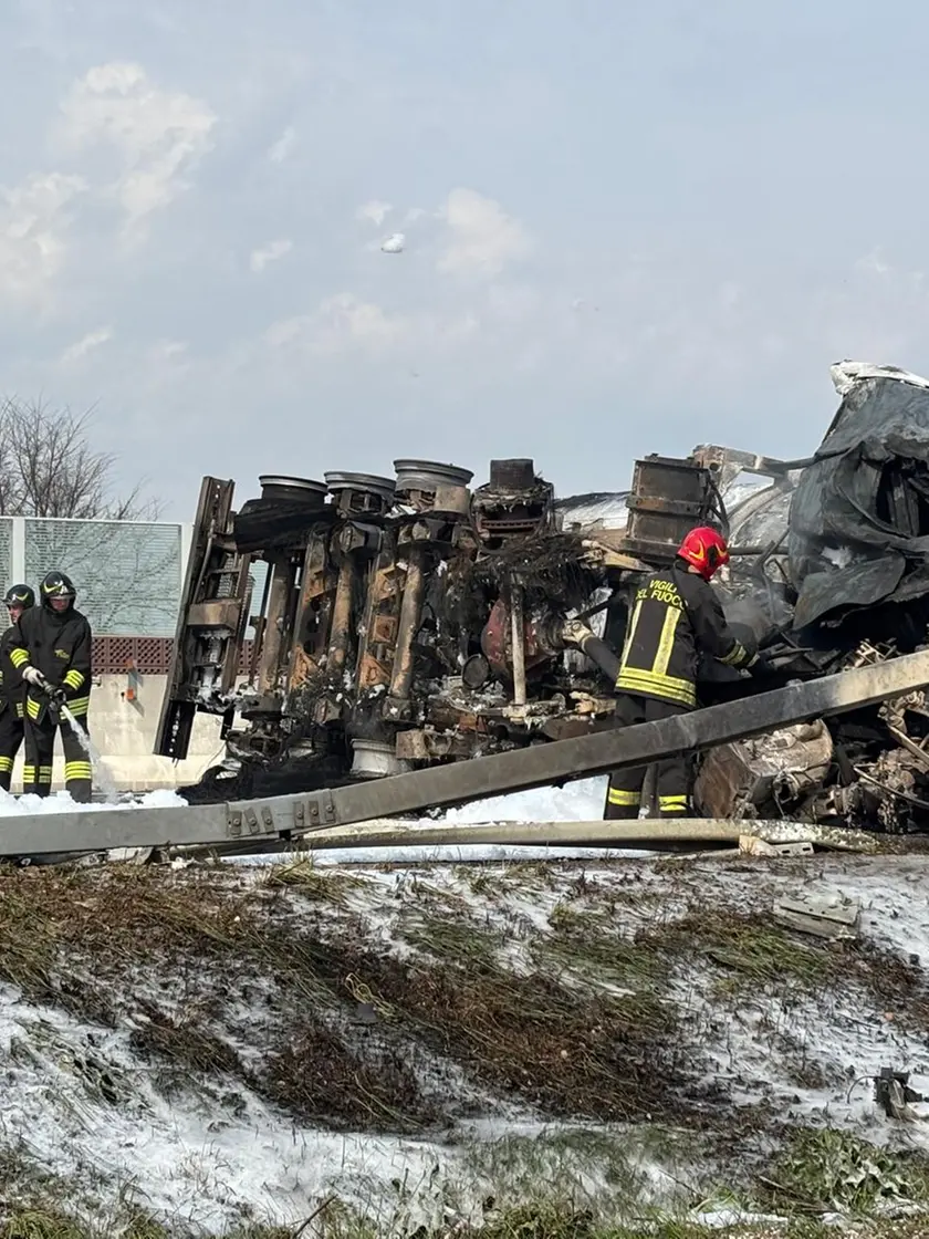L'autocisterna incendiatasi dopo il tamponamento sull'A4 tra Meolo e San Donà (ph Bortoluzzi)