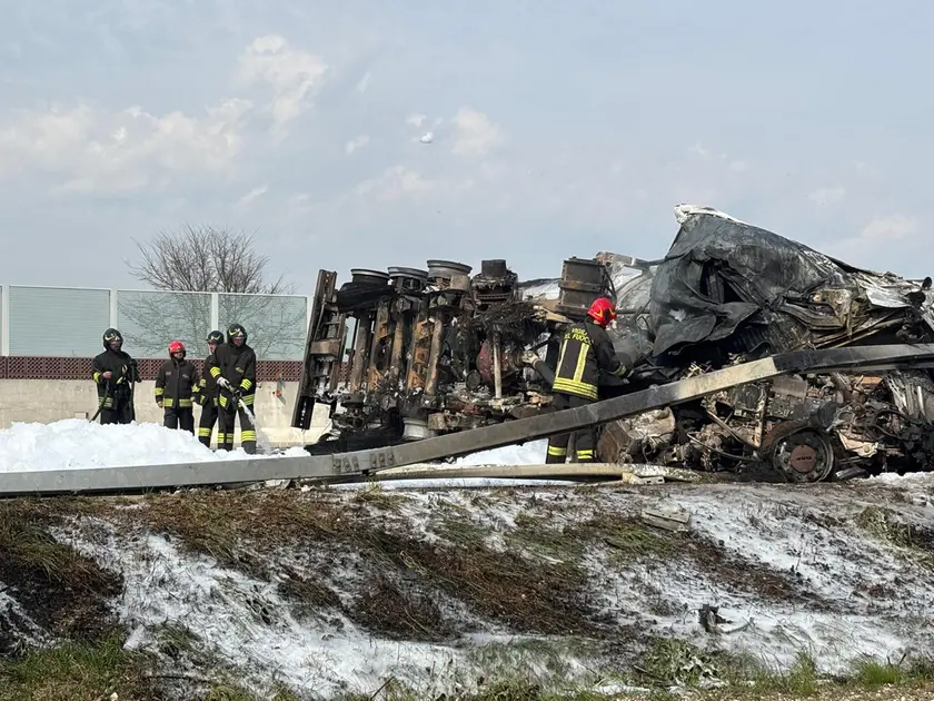 L'autocisterna incendiatasi dopo il tamponamento sull'A4 tra Meolo e San Donà (ph Bortoluzzi)