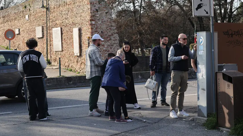 Utenti in coda al parcometro