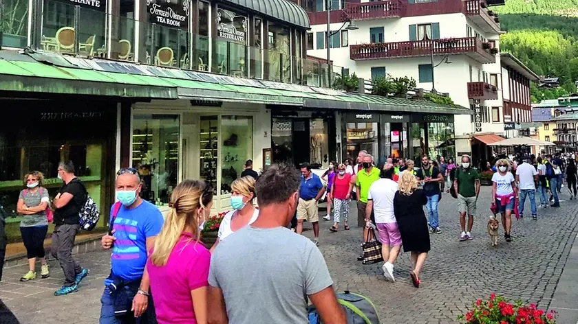 Lo struscio in corso Italia con le mascherine anti Covid-19 durante la pandemia