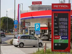 I prezzi al distributore Petrol di Rozna Dolina, appena oltre il confine tra Gorizia e Nova Gorica (foto Tibaldi)