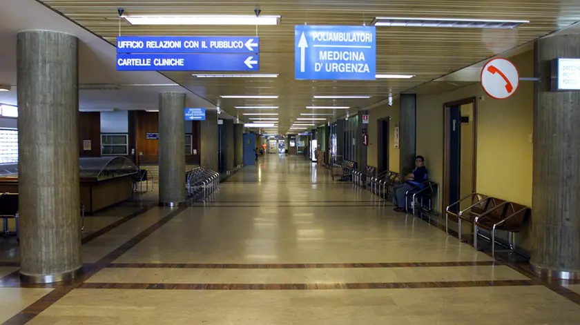 Il corridoio deserto dell'ingresso al Ca' Foncello