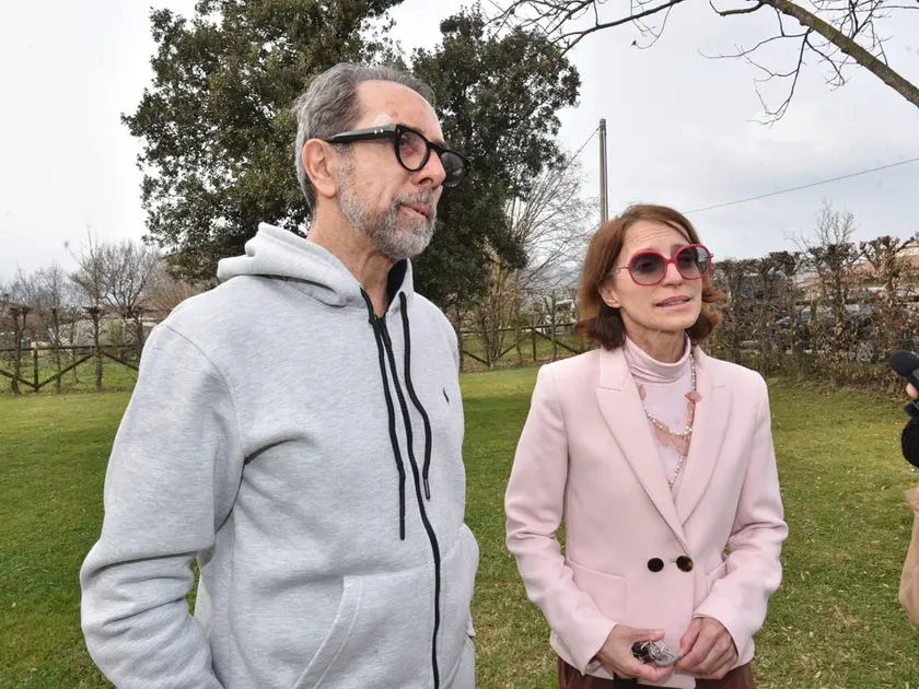 Il rapinato Alessandro Bubola con la moglie Rossella Tramet