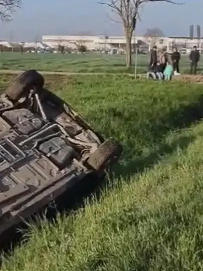 L'auto finita nel fossato a Castelfranco: a bordo una mamma con due bimbe