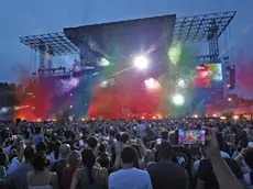 Il palco allestito all’ippodromo per il concerto dei Pinguini Tattici Nucleari il 15 giugno 2025