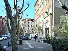 In alto l’edificio della Brunner dov’è iniziato il fatto, sopra piazza Tra i Rivi e il bar Camaleonte Foto Lasorte