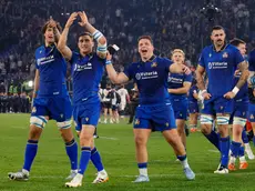 L'Italrugby festeggia sul campo dell'Olimpico la vittoria con l’Inghilterra (Ansa/Frustaci)