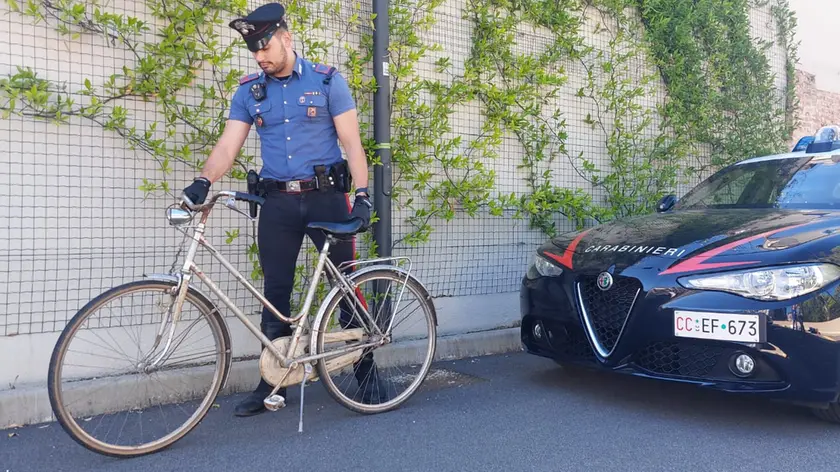 La bici con cui il molestatore si aggirava per i parchi pubblici