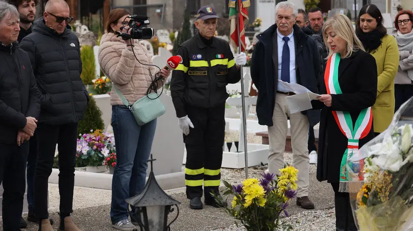La cerimonia in cimitero per le vittime della Butan Gas