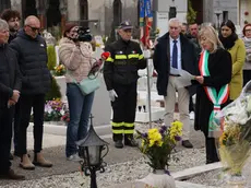La cerimonia in cimitero per le vittime della Butan Gas