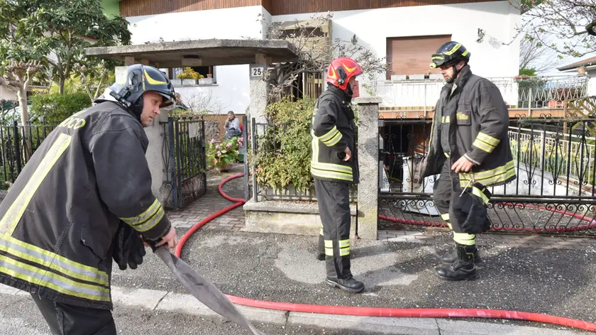 L’intervento dei vigili del fuoco in via Ramoncello a Santa Lucia