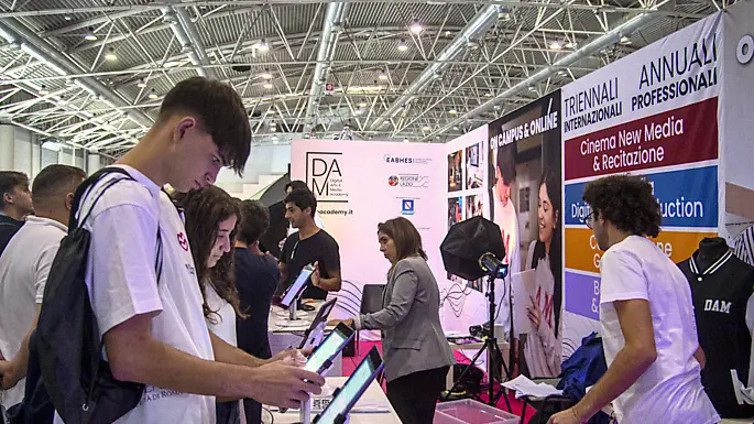 La fuga dei giovani all’estero: 7.344 via dal Veneto nel 2024