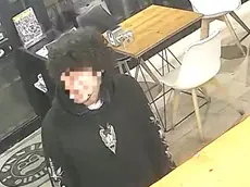 Il ladro ripreso dalle telecamere del bar di Santa Lucia di Piave