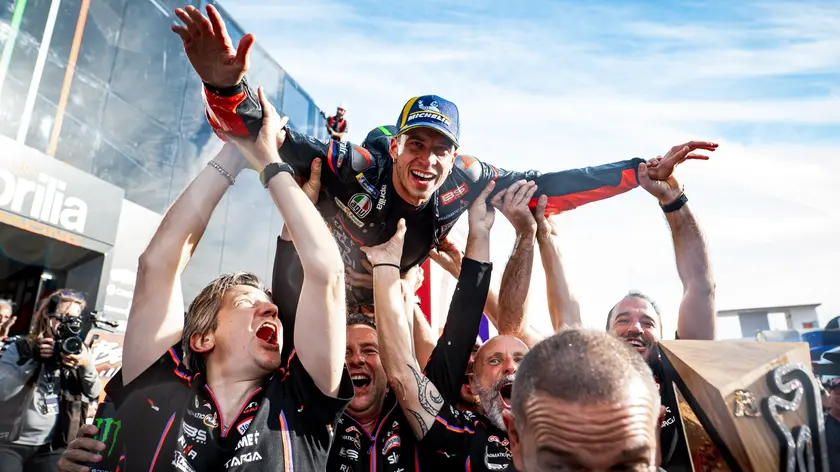 L'ad di Aprilia Racing Massimo Rivola (in basso a sinistra) porta in trionfo Marco Bezzecchi (Foto Aprilia Racing)