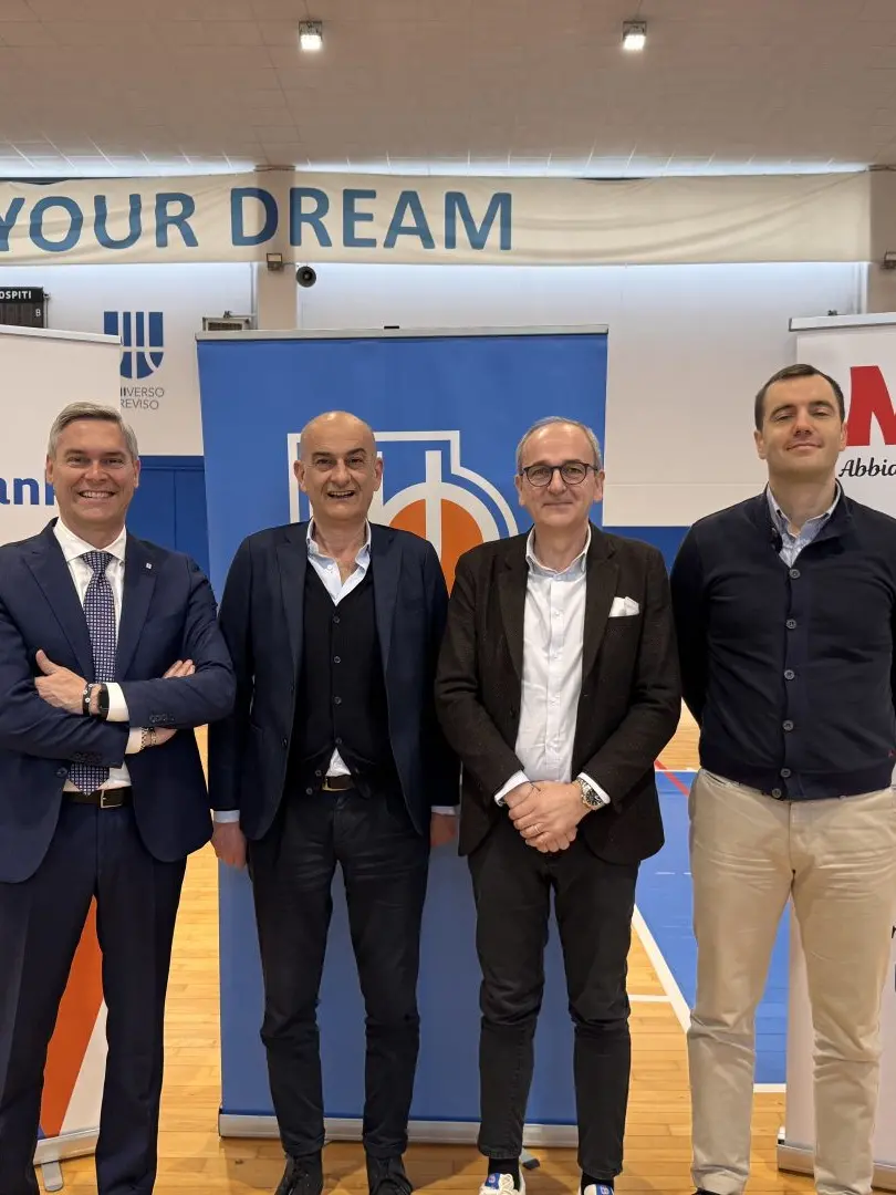 Da sinistra Vittorio Puccella (Volksbank), Giovanni Favaro (TvB), Maurizio Criveller (Vega-Maxì), Alessio Collanega (sett. giovanile TvB)