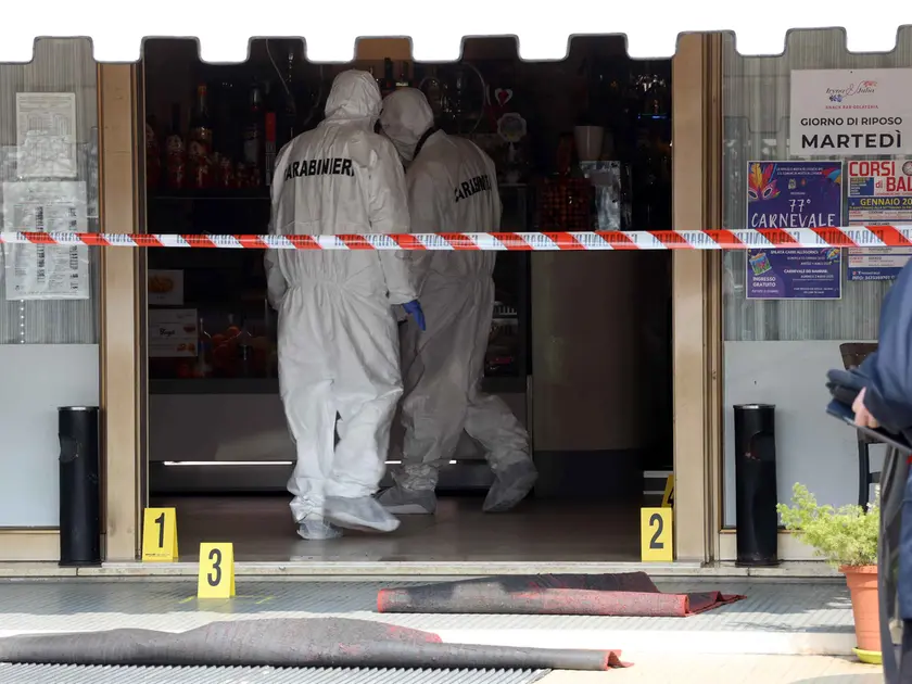 La scientifica dei carabinieri al lavoro dopo l’agguato