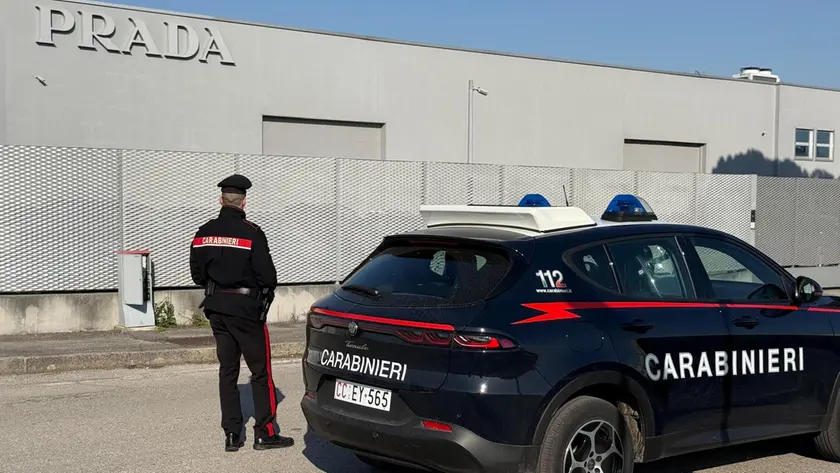 I carabinieri di fronte allo stabilimento di Prada a Dolo