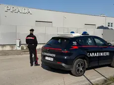 I carabinieri di fronte allo stabilimento di Prada a Dolo